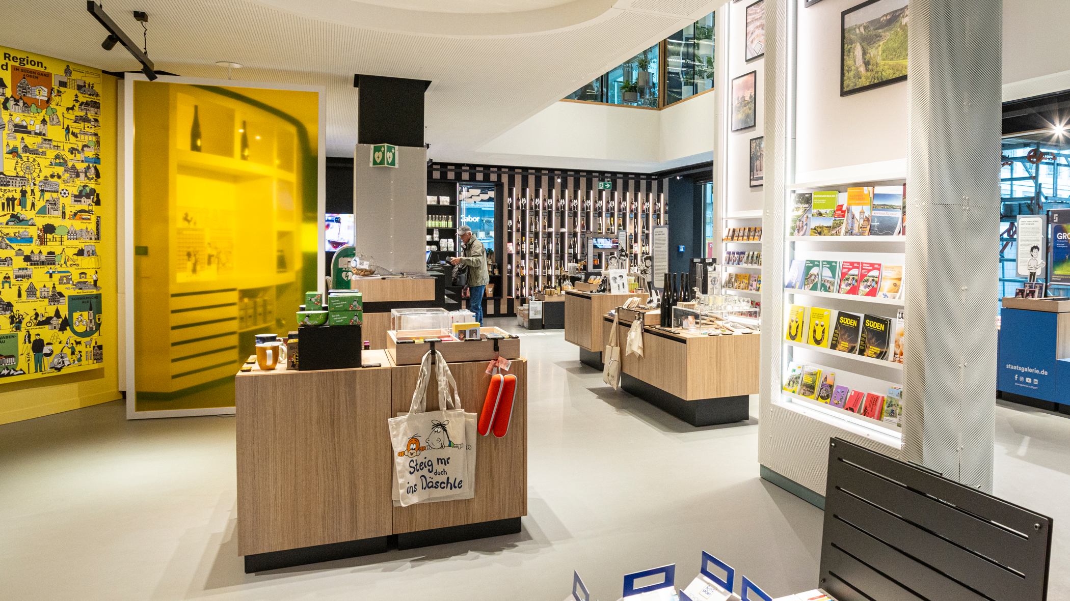 Regale, Aufsteller und Inseln mit diversen Produkten.